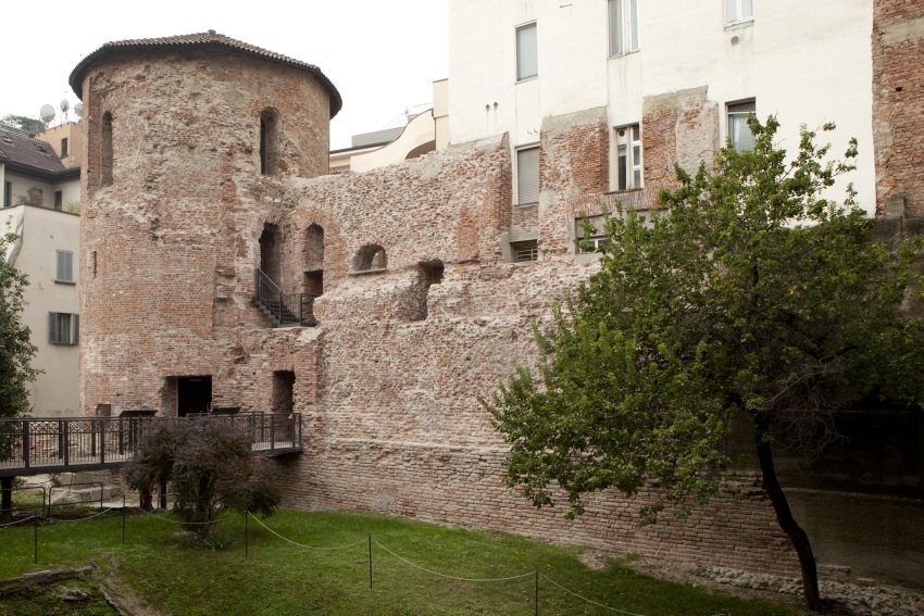 La torre poligonale e le mura romane