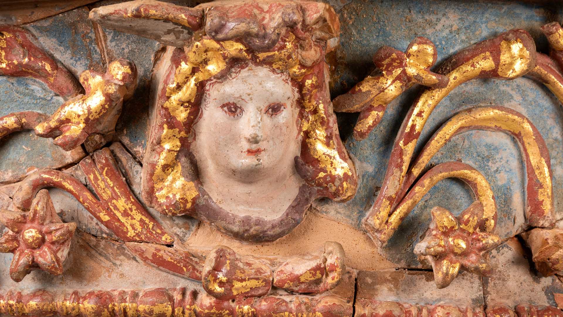 Vai alla pagina Colore e mistero. Indagini su due vasi da Centuripe