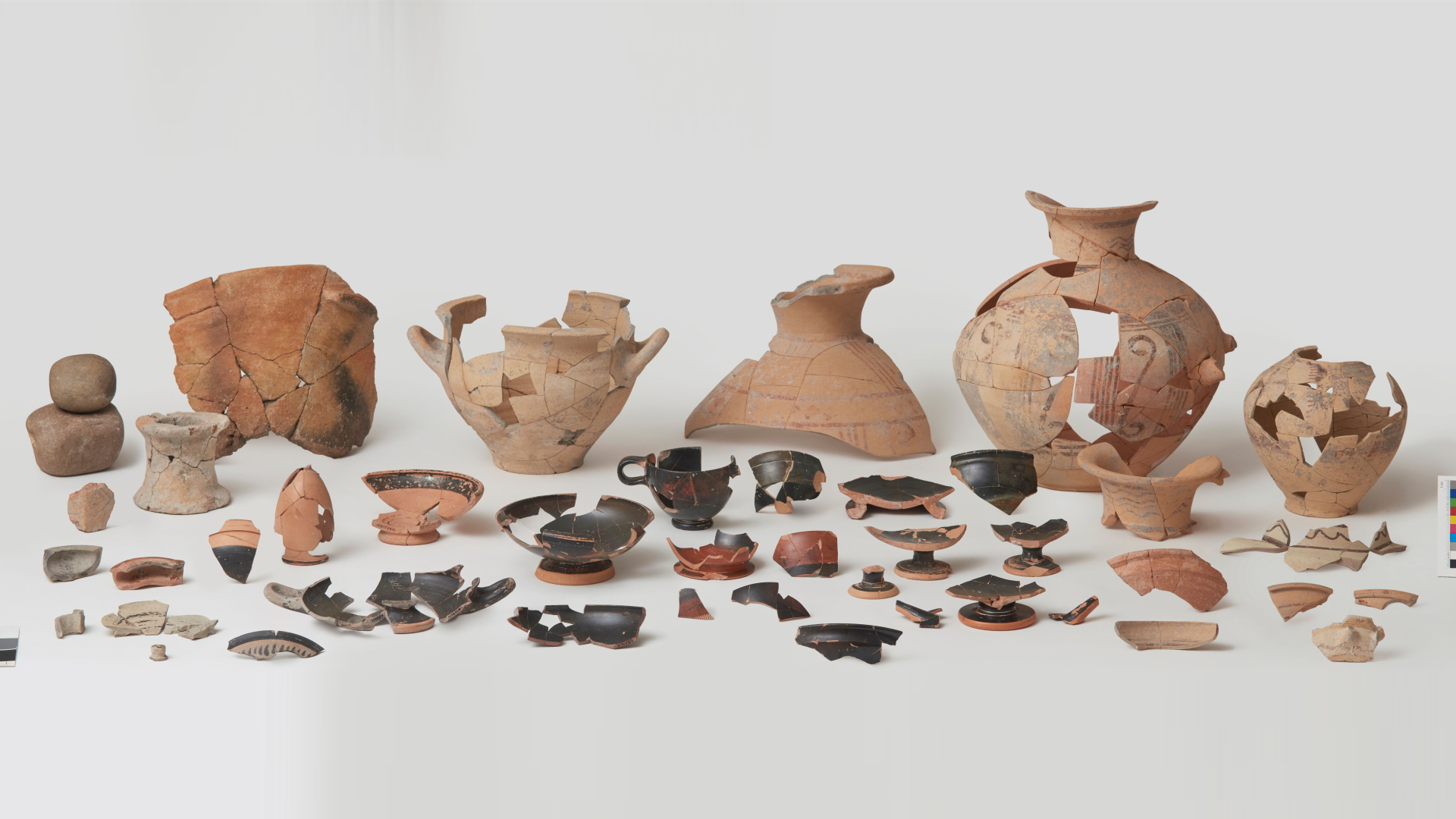 Dioniso, il vino e i "loro" vasi. Riflessioni su alcuni contesti abitativi in Grecia e in Italia