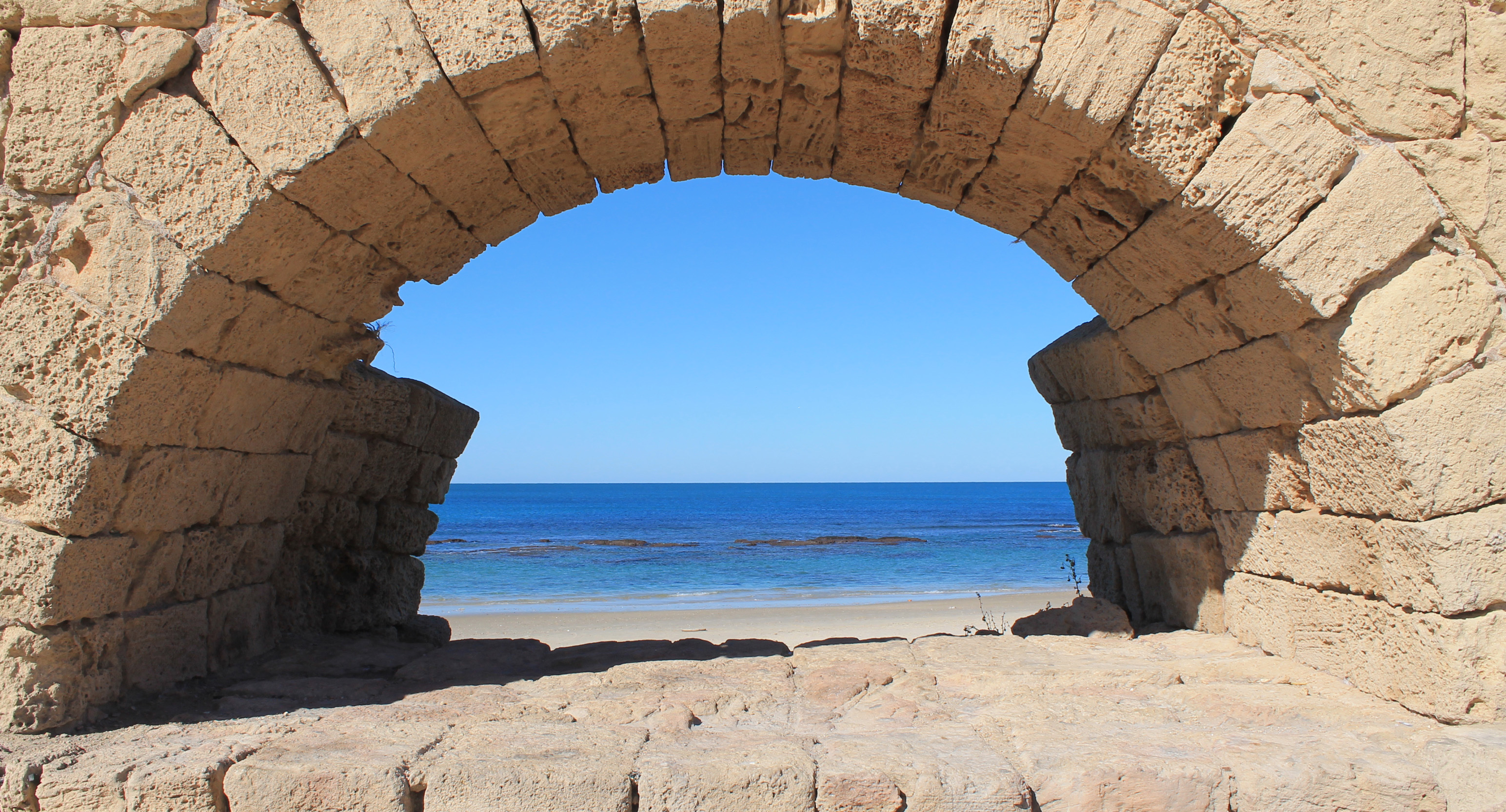 Una porta verso il Mediterraneo: spazi e monumenti di Cesarea Marittima tra l\'età Erodiana e l\'epoca alto imperiale